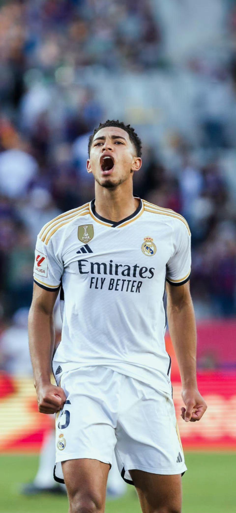 福登调侃小球迷：要这么多签名是不要拿去卖，赚了钱分我一半（福登打趣小球迷：签这么多别拿去卖，赚了记得分我一半）