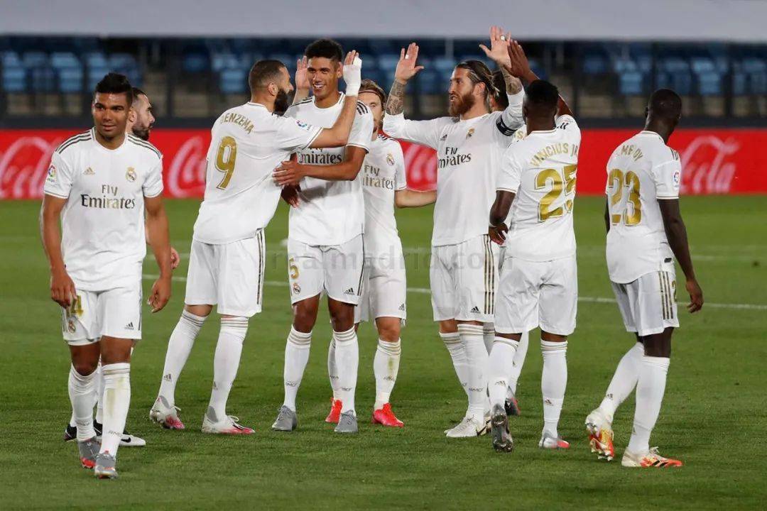 欧冠半场：克瑙夫打破僵局，法兰克福1-0巴塞罗那