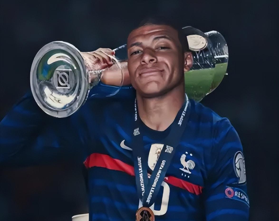 天空：利物浦正领跑格伊争夺战，其次便是拜仁的关注（天空：利物浦领跑格伊争夺战，拜仁紧随其后）