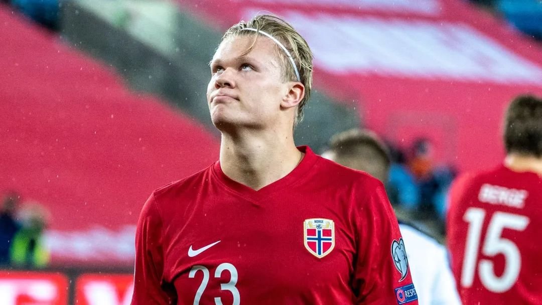 甘超对阿奇姆彭做闭嘴手势，钟义浩扳平比分后做同样手势回击（甘超向阿奇姆彭做闭嘴手势，钟义浩扳平后用同样动作回应）