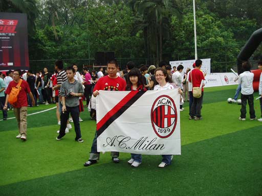 太开心了，马斯切拉诺赛后发布会上遭球员们啤酒浴“突袭”（赛后发布会大欢乐：球员突袭为马斯切拉诺献上啤酒浴）