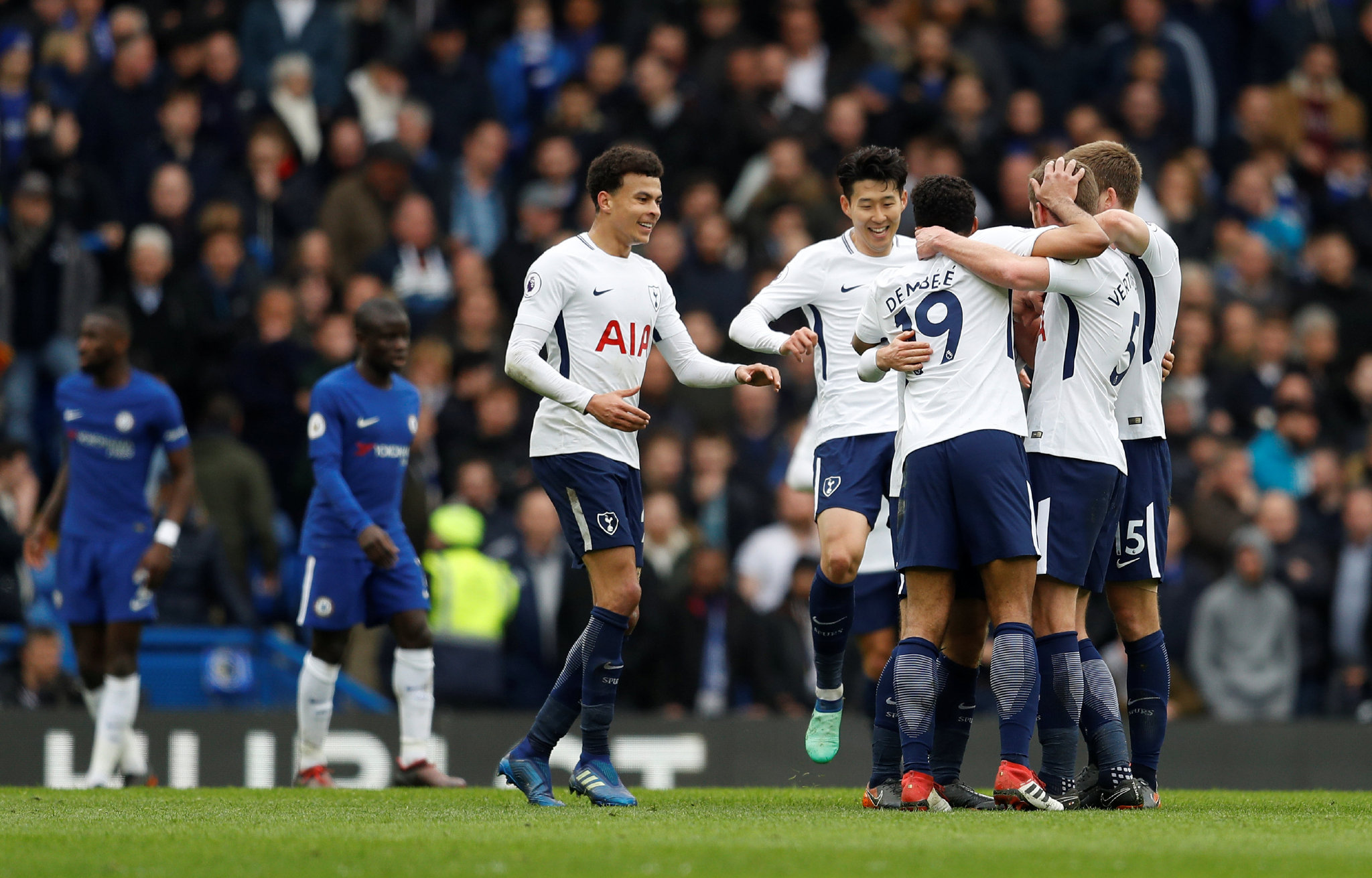 射门时致弗朗西斯重伤，田中碧被换下后立即找到加纳主帅道歉（射门致弗朗西斯重伤，田中碧被换下后当面向加纳主帅致歉）