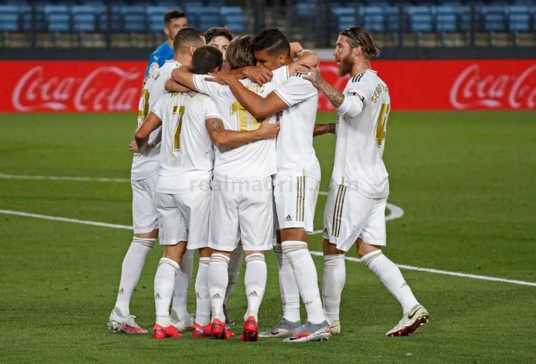 NBA湖人主场获胜，詹姆斯砍下高分（湖人主场告捷，詹姆斯轰下高分）