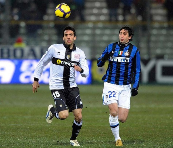 热那亚2-1萨索洛，厄斯蒂高破门，马利诺夫斯基建功（厄斯蒂高、马利诺夫斯基相继进球，热那亚2-1击败萨索洛）