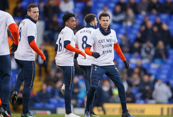 曼联客场险胜切尔西红魔重回榜首（曼联客场险胜切尔西，红魔重登积分榜首）