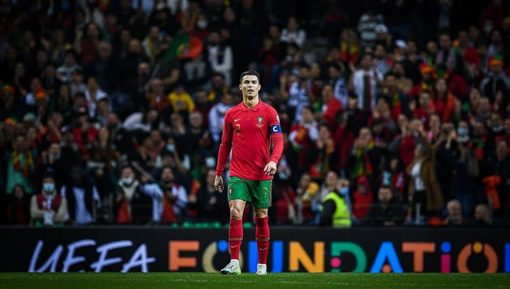 AC米兰在意大利杯负于拉齐奥，终结13场不败，放弃杯赛以专注意甲，凸显战略调整。（AC米兰意杯不敌拉齐奥，13场不败止步，舍杯专攻意甲显战略转向）