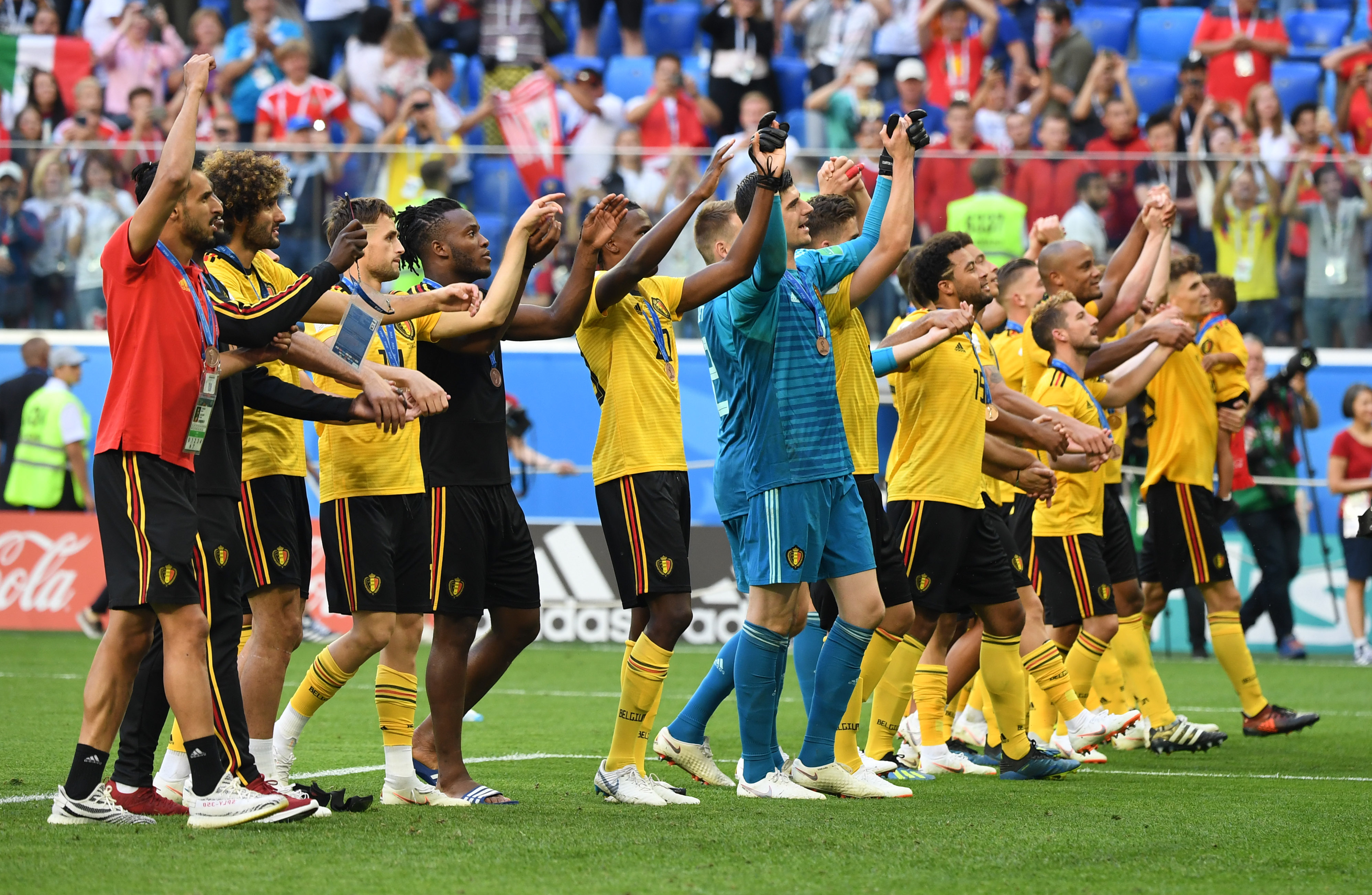 卡利亚里3-3热那亚，维蒂尼亚先拔头筹，阿龙-马丁扳平比分（卡利亚里3-3战平热那亚：维蒂尼亚首开纪录，阿龙-马丁扳平救主）