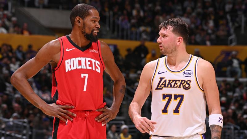 维尼修斯和阿森纳U16球员合影，2米法国门将抢镜（维尼修斯与阿森纳U16合照，2米法国门将成焦点）