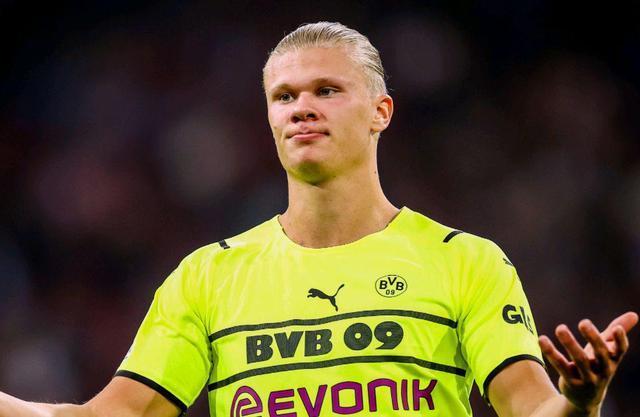 男子下棋时吸烟不慎引燃衣物（男子对弈抽烟失手点燃衣服）